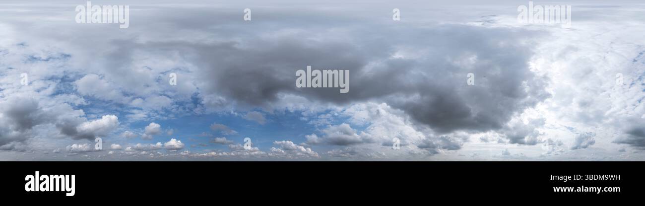 Panorama senza interruzioni con vista a 360 gradi del cielo blu e splendide nuvole da utilizzare nella grafica 3D come cupole cielo o per la post-elaborazione di scatti con droni Foto Stock
