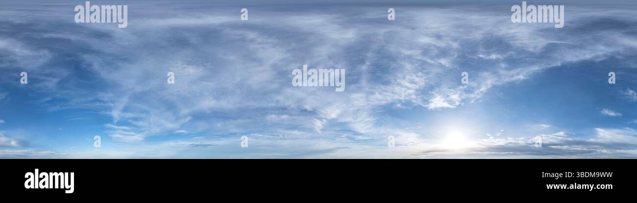 Panorama senza interruzioni con vista a 360 gradi del cielo blu e splendide nuvole da utilizzare nella grafica 3D come cupole cielo o per la post-elaborazione di scatti con droni Foto Stock