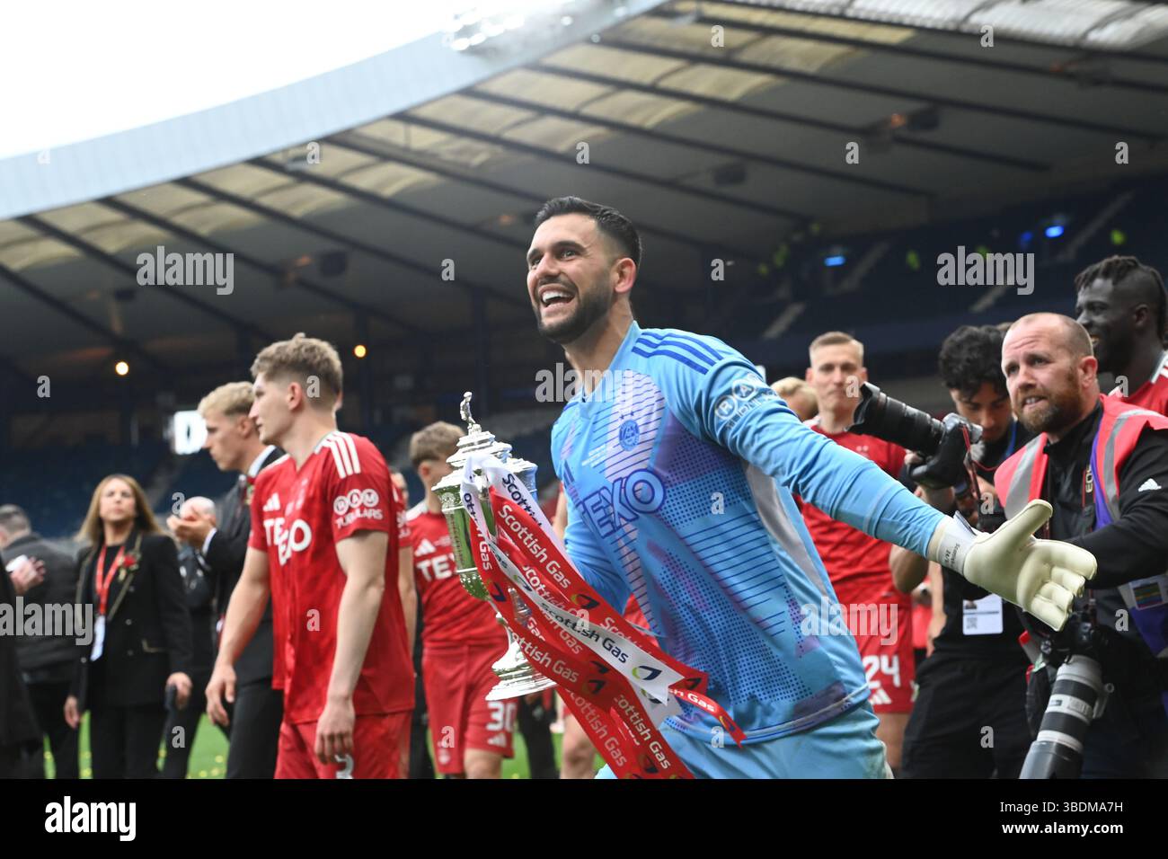 Hampden Park a Glasgow .24 maggio 25 finale di Coppa di Scozia Aberdeen vs Celtic Aberdeen Hero portiere Dimitar Mitov che tiene la Coppa di Scozia dopo aver risparmiato due calci di rigore ai calci ai calci di rigore crediti: eric mccowat/Alamy Live News Foto Stock