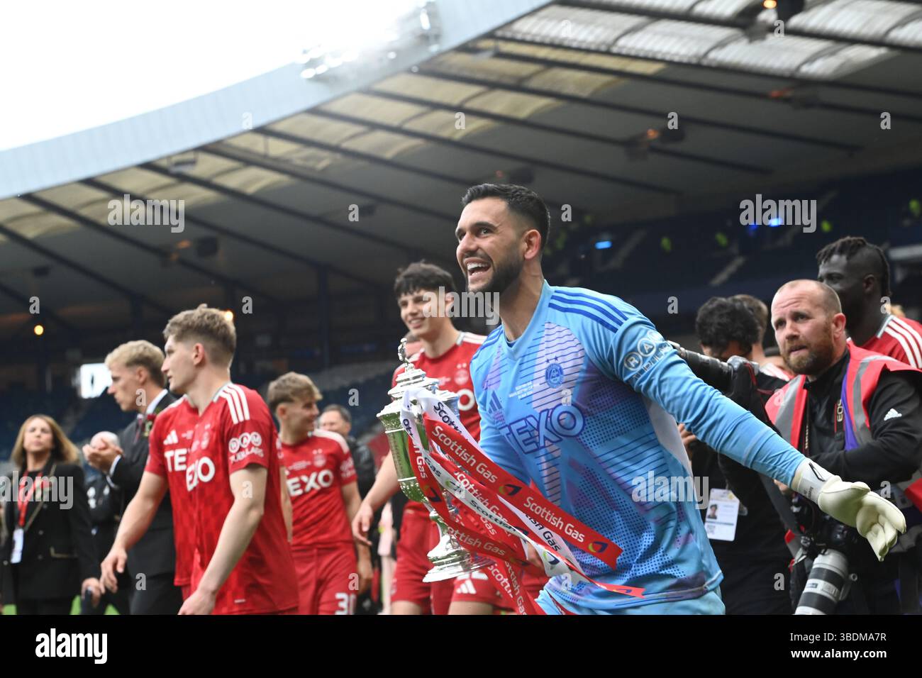 Hampden Park a Glasgow .24 maggio 25 finale di Coppa di Scozia Aberdeen vs Celtic Aberdeen Hero portiere Dimitar Mitov che tiene la Coppa di Scozia dopo aver risparmiato due calci di rigore ai calci ai calci di rigore crediti: eric mccowat/Alamy Live News Foto Stock