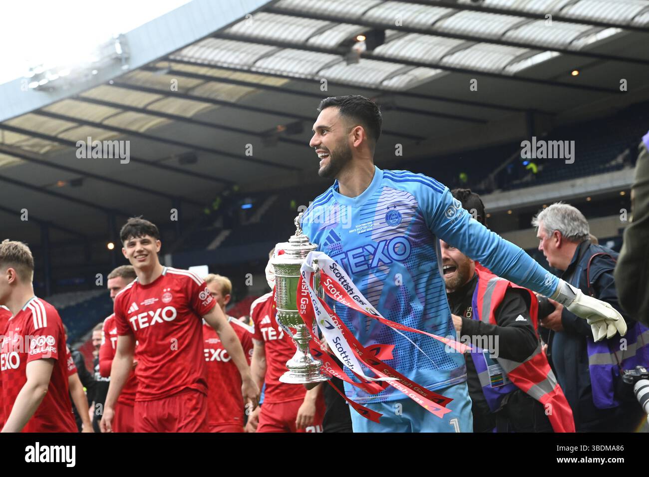 Hampden Park a Glasgow .24 maggio 25 finale di Coppa di Scozia Aberdeen vs Celtic Aberdeen Hero portiere Dimitar Mitov che tiene la Coppa di Scozia dopo aver risparmiato due calci di rigore ai calci ai calci di rigore crediti: eric mccowat/Alamy Live News Foto Stock