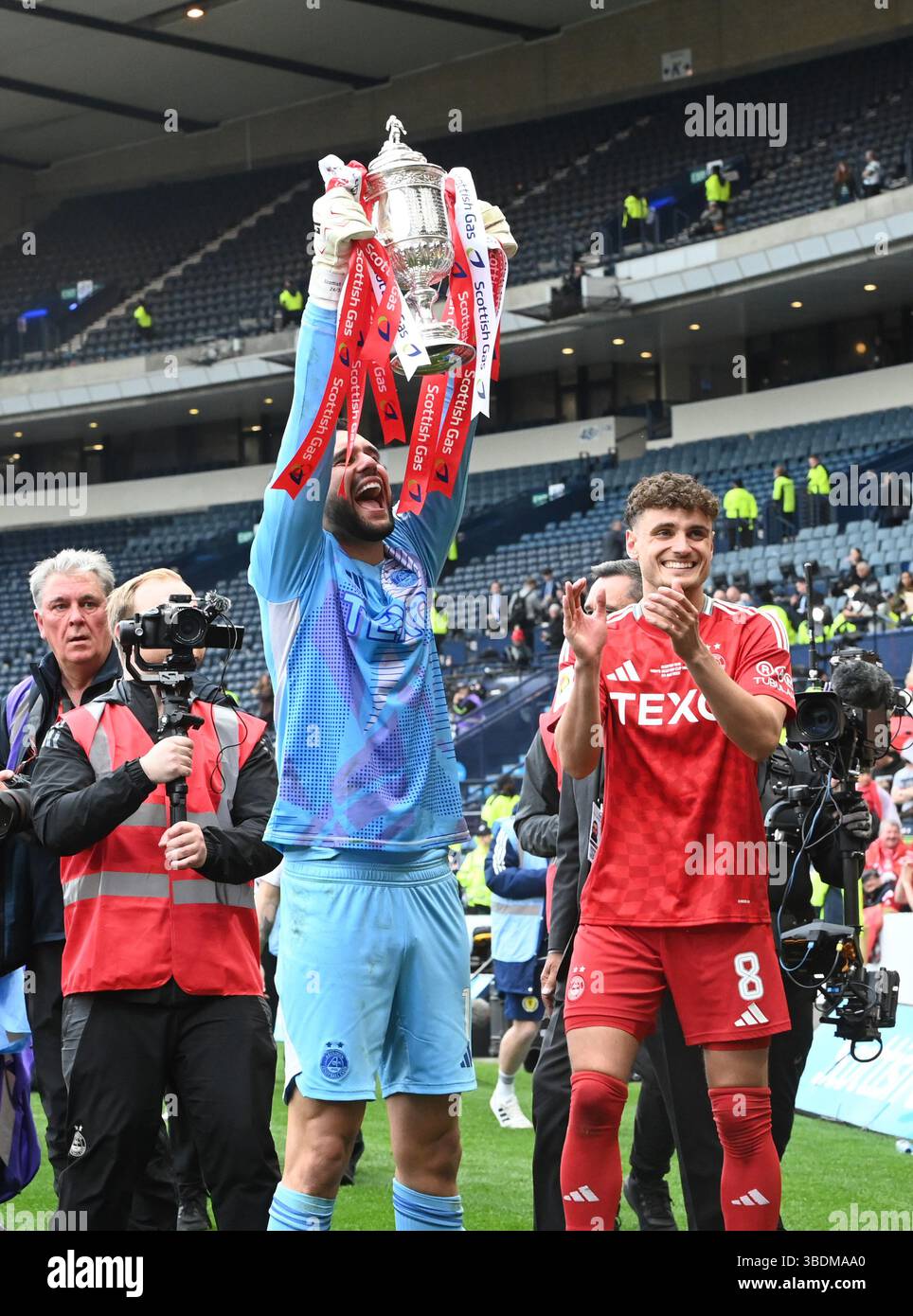 Hampden Park a Glasgow .24 maggio 25 finale di Coppa di Scozia Aberdeen vs Celtic Aberdeen Hero portiere Dimitar Mitov in piedi la Coppa di Scozia dopo aver risparmiato due calci di rigore ai calci ai calci di rigore crediti: eric mccowat/Alamy Live News Foto Stock
