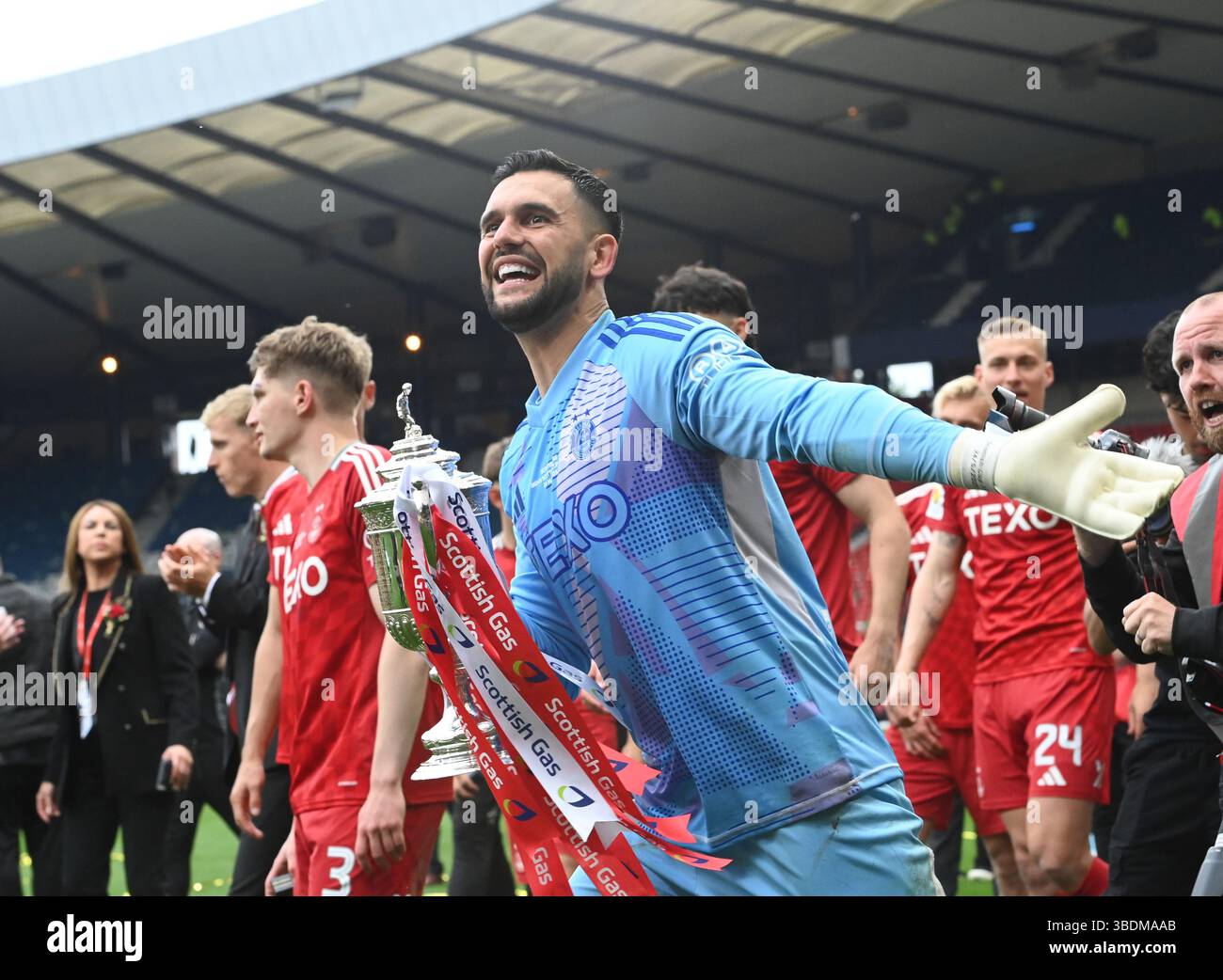 Hampden Park a Glasgow .24 maggio 25 finale di Coppa di Scozia Aberdeen vs Celtic Aberdeen Hero portiere Dimitar Mitov che tiene la Coppa di Scozia dopo aver risparmiato due calci di rigore ai calci ai calci di rigore crediti: eric mccowat/Alamy Live News Foto Stock