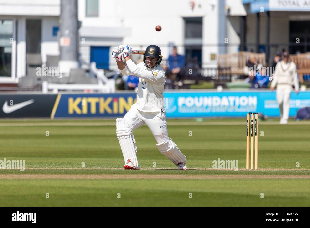 19 aprile 2025 - Tom Haines batte per il Sussex nella seconda giornata del Rothesay County Championship Div 1. Sussex contro Surrey. Credito: Saud Ahmed Foto Stock