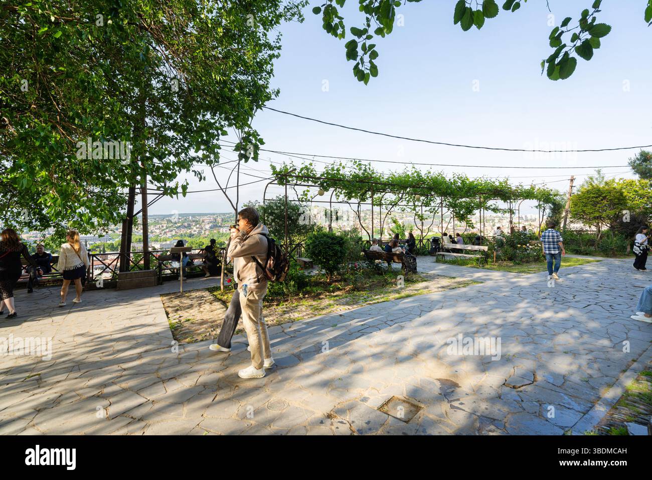 Tbilisi, Georgia. 17 maggio 2025. Il panoramico punto panoramico di Betlemi Rise nel centro della città Foto Stock