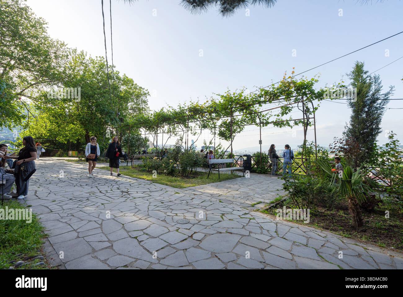 Tbilisi, Georgia. 17 maggio 2025. Il panoramico punto panoramico di Betlemi Rise nel centro della città Foto Stock