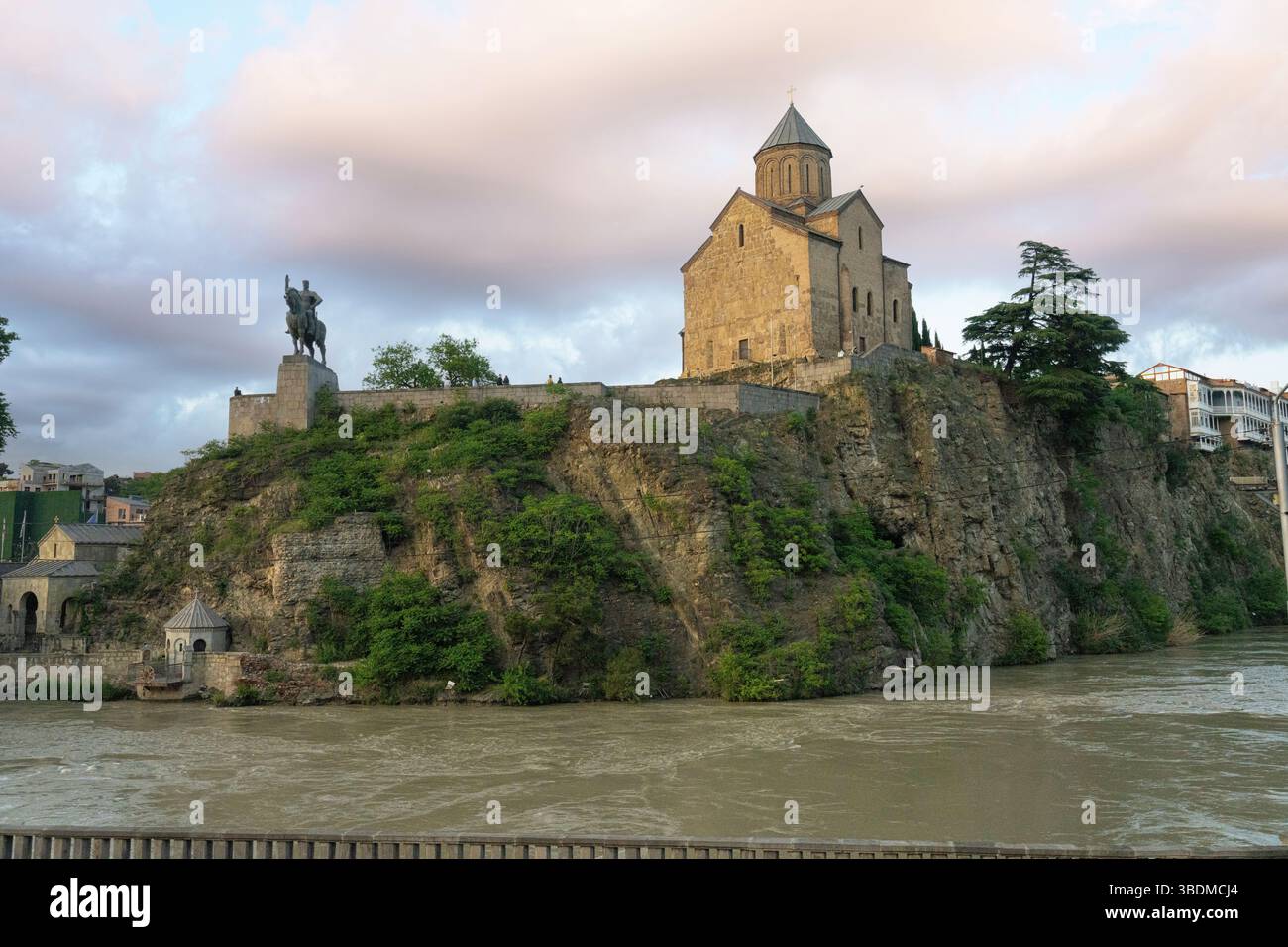 Tbilisi, Georgia. 17 maggio 2025. Vista panoramica della chiesa dell'assunzione della Vergine Maria di Metekhi al tramonto nel centro della città Foto Stock