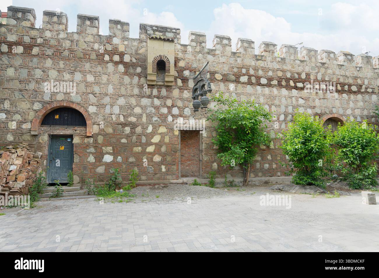Tbilisi, Georgia. 16 maggio 2025. Tbilisi, Georgia. 17 maggio 2025, vista panoramica delle mura della città vecchia Foto Stock
