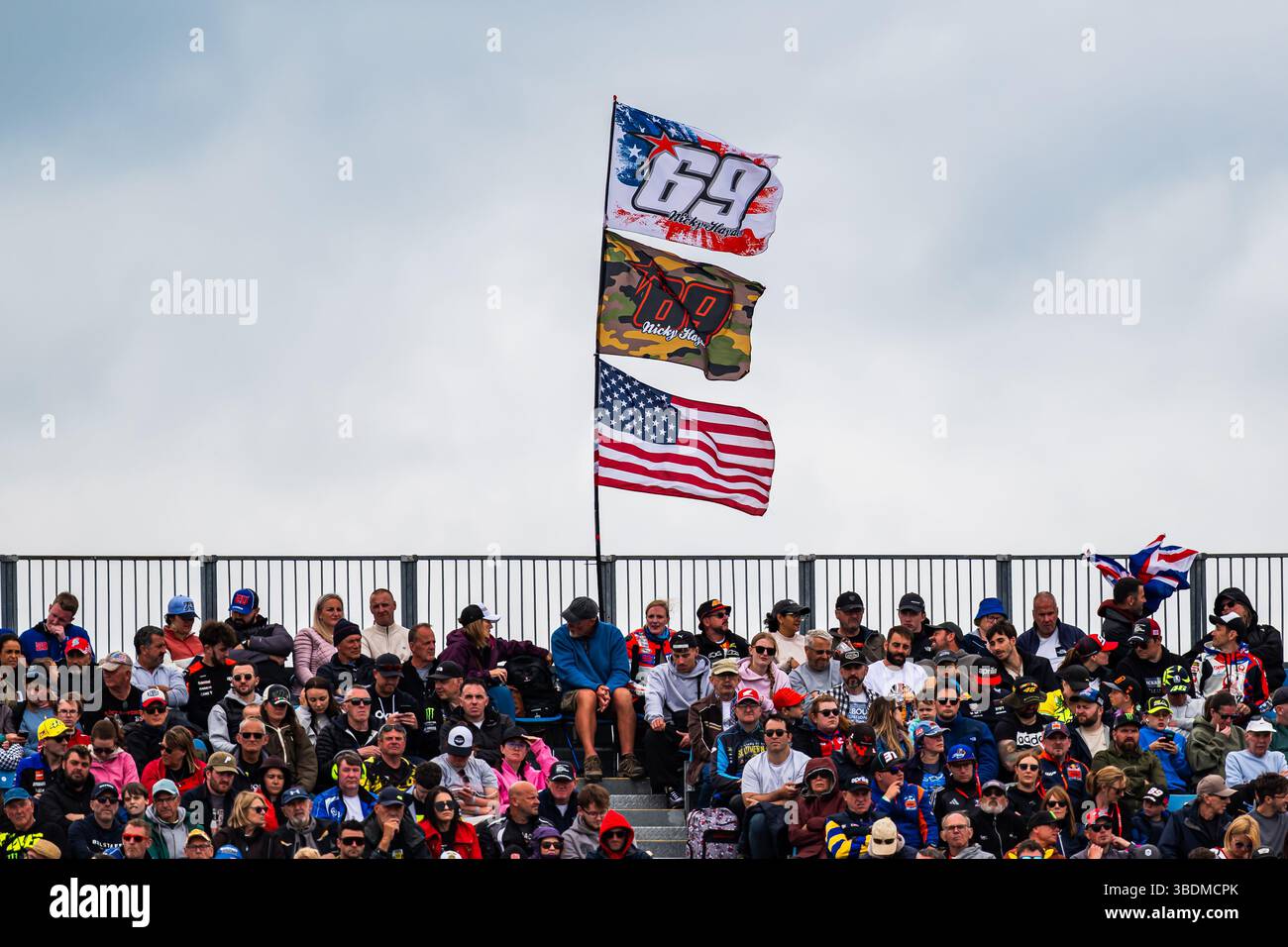 TOWCESTER, REGNO UNITO. 24 maggio: I tifosi durante il Gran Premio di Tissot del Regno Unito 2025 al circuito di Silverstone venerdì 24 maggio 2024 a TOWCESTER, INGHILTERRA. Crediti: Taka G Wu/Alamy Live News Foto Stock