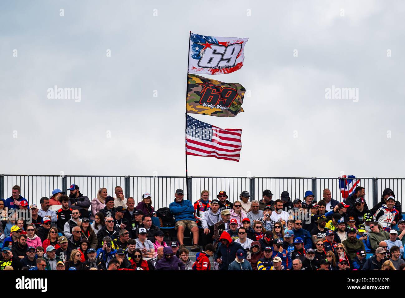TOWCESTER, REGNO UNITO. 24 maggio: I tifosi durante il Gran Premio di Tissot del Regno Unito 2025 al circuito di Silverstone venerdì 24 maggio 2024 a TOWCESTER, INGHILTERRA. Crediti: Taka G Wu/Alamy Live News Foto Stock