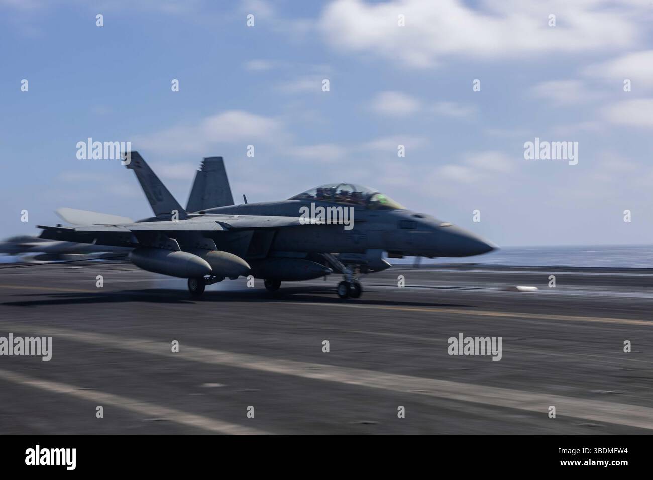 250523-N-UQ809-1308 OCEANO ATLANTICO (23 maggio 2025) un F/A-18F Super Hornet, attaccato ai "Red Rippers" dello Strike Fighter Squadron (VFA) 11, atterra Foto Stock