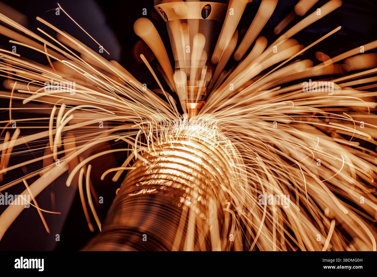 Taglio laser CNC e gas di metalli, moderna tecnologia industriale che rende dettagli industriali. L'ottica laser e il CNC vengono utilizzati per dirigere il materiale o Foto Stock