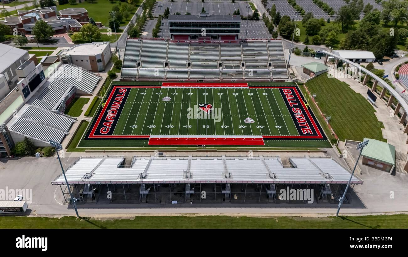 La vista aerea dello Scheumann Stadium di Muncie, Indiana, mostra una vivace arena di calcio, sede dei Ball State Cardinals, con 22.500 posti a sedere e la circostante California Foto Stock