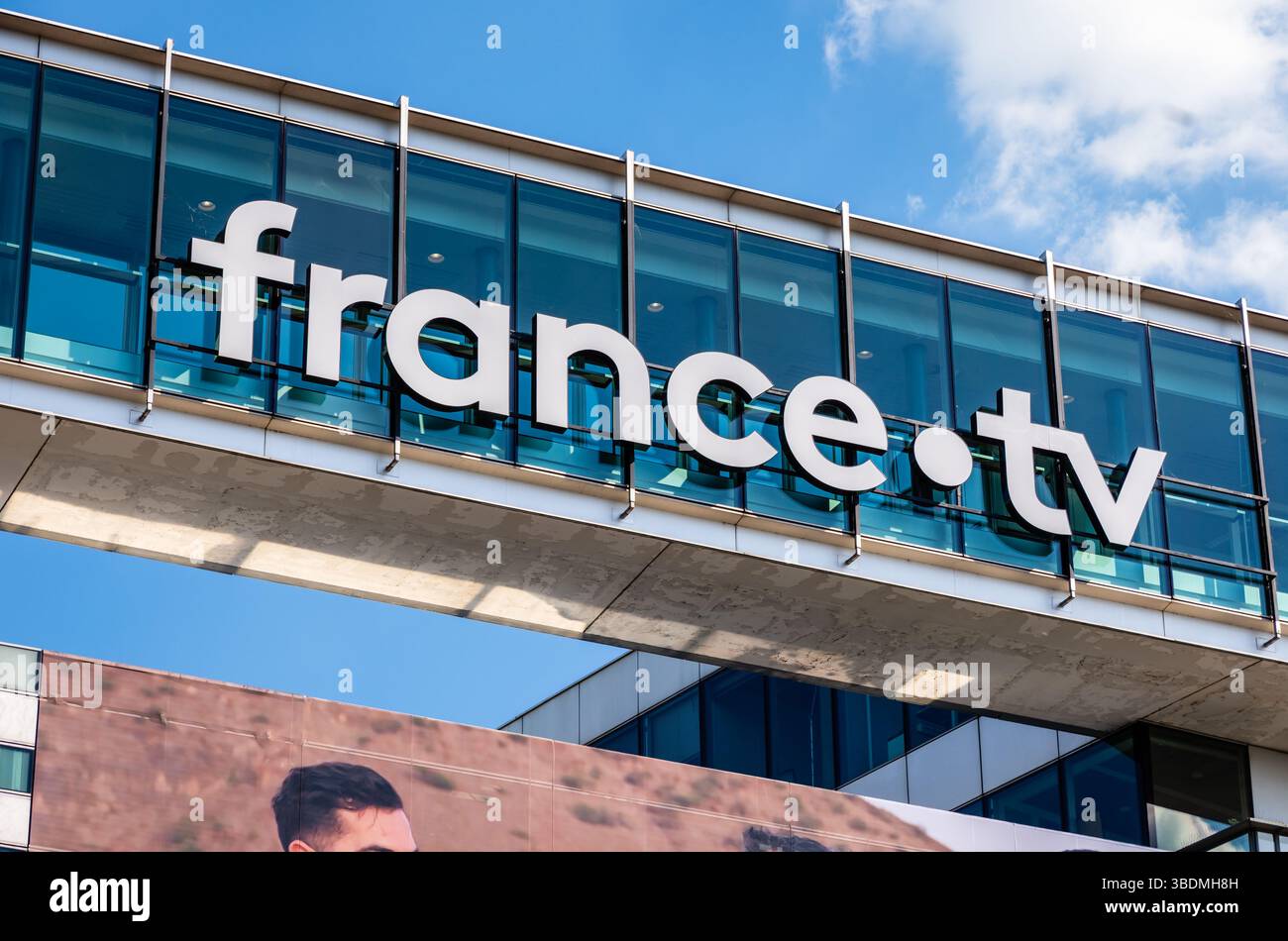 Primo piano del logo di France Télévisions, l'emittente televisiva pubblica nazionale francese, sulla facciata della sua sede centrale a Parigi, in Francia. Foto Stock