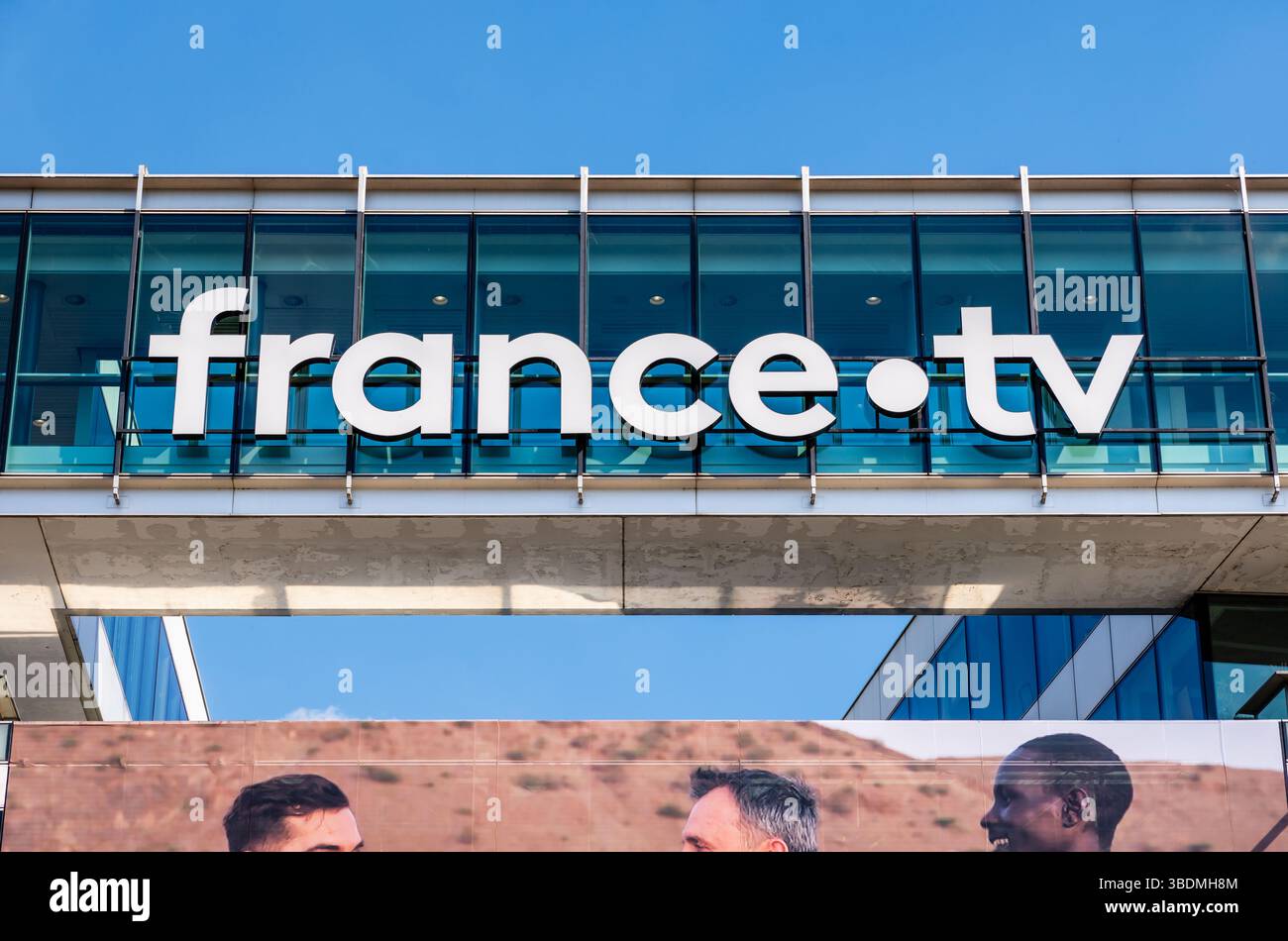 Primo piano del logo di France Télévisions, l'emittente televisiva pubblica nazionale francese, sulla facciata della sua sede centrale a Parigi, in Francia. Foto Stock
