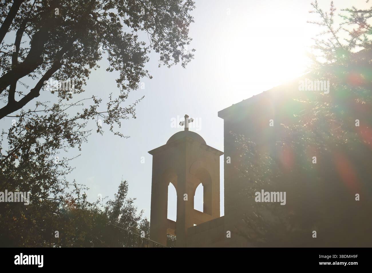 Un campanile con una croce in cima alla chiesa di San Rafca ad Ayto, in Libano Foto Stock
