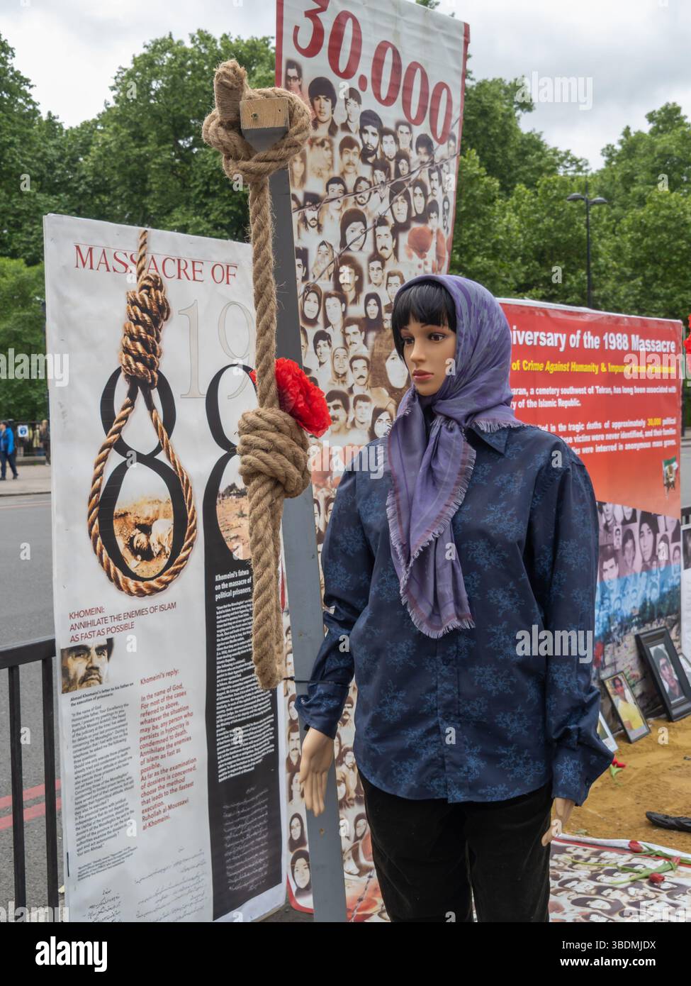 Londra, Regno Unito. 24 maggio 2025. Una protesta contro Marble Arch da parte dell'Organizzazione Mojahedin del popolo iraniano (PMOI/MEK) ha richiamato l'attenzione sulle continue esecuzioni di oppositori politici da parte del regime e ha chiesto l'abolizione della pena di morte in Iran. Alla fine della guerra Iran-Iraq nel 1988 Khomeini emise una fatwa ordinando il massacro dei prigionieri politici e circa 30.000 sostenitori del MEK furono impiccati e le esecuzioni e le torture continuano ancora. Peter Marshall/Alamy Live News Foto Stock