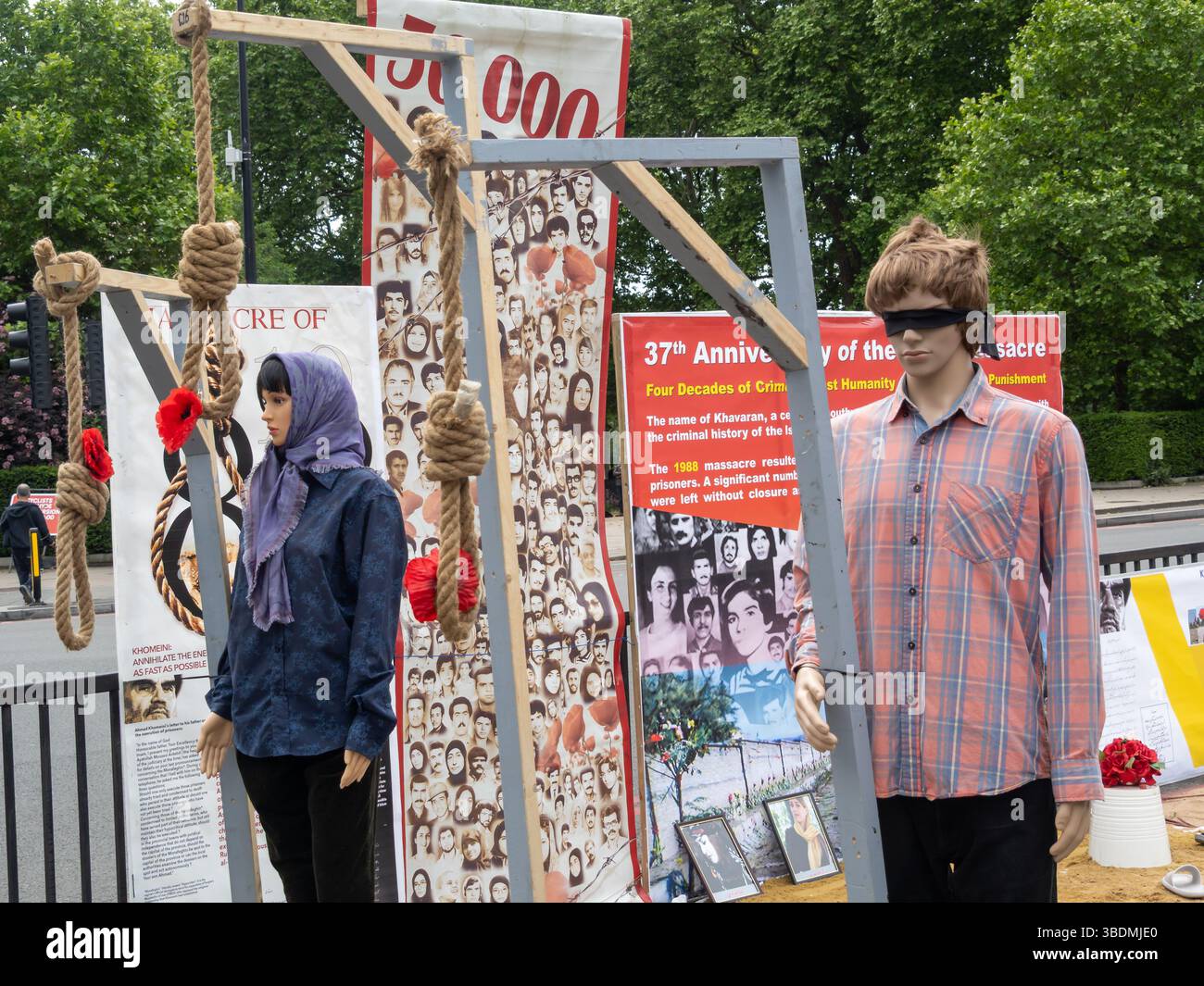 Londra, Regno Unito. 24 maggio 2025. Una protesta contro Marble Arch da parte dell'Organizzazione Mojahedin del popolo iraniano (PMOI/MEK) ha richiamato l'attenzione sulle continue esecuzioni di oppositori politici da parte del regime e ha chiesto l'abolizione della pena di morte in Iran. Alla fine della guerra Iran-Iraq nel 1988 Khomeini emise una fatwa ordinando il massacro dei prigionieri politici e circa 30.000 sostenitori del MEK furono impiccati e le esecuzioni e le torture continuano ancora. Peter Marshall/Alamy Live News Foto Stock