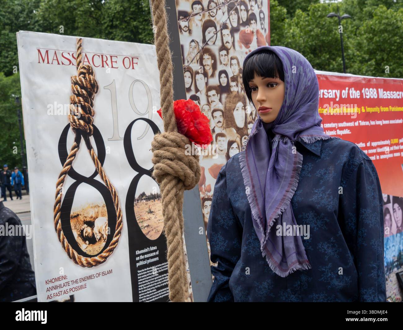 Londra, Regno Unito. 24 maggio 2025. Una protesta contro Marble Arch da parte dell'Organizzazione Mojahedin del popolo iraniano (PMOI/MEK) ha richiamato l'attenzione sulle continue esecuzioni di oppositori politici da parte del regime e ha chiesto l'abolizione della pena di morte in Iran. Alla fine della guerra Iran-Iraq nel 1988 Khomeini emise una fatwa ordinando il massacro dei prigionieri politici e circa 30.000 sostenitori del MEK furono impiccati e le esecuzioni e le torture continuano ancora. Peter Marshall/Alamy Live News Foto Stock