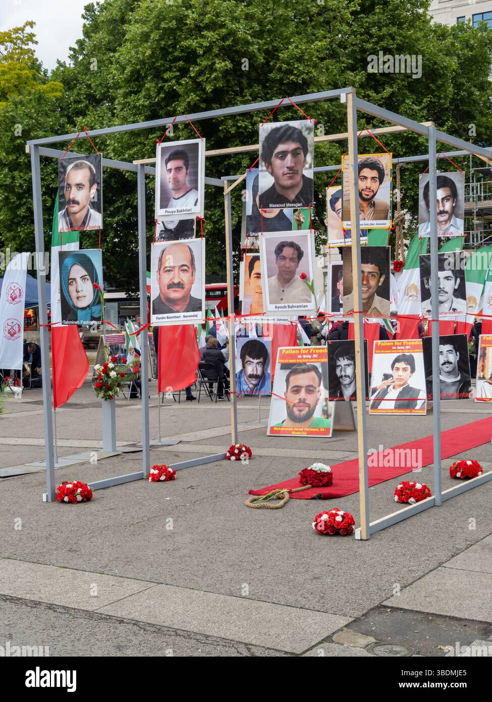 Londra, Regno Unito. 24 maggio 2025. Una protesta contro Marble Arch da parte dell'Organizzazione Mojahedin del popolo iraniano (PMOI/MEK) ha richiamato l'attenzione sulle continue esecuzioni di oppositori politici da parte del regime e ha chiesto l'abolizione della pena di morte in Iran. Alla fine della guerra Iran-Iraq nel 1988 Khomeini emise una fatwa ordinando il massacro dei prigionieri politici e circa 30.000 sostenitori del MEK furono impiccati e le esecuzioni e le torture continuano ancora. Peter Marshall/Alamy Live News Foto Stock