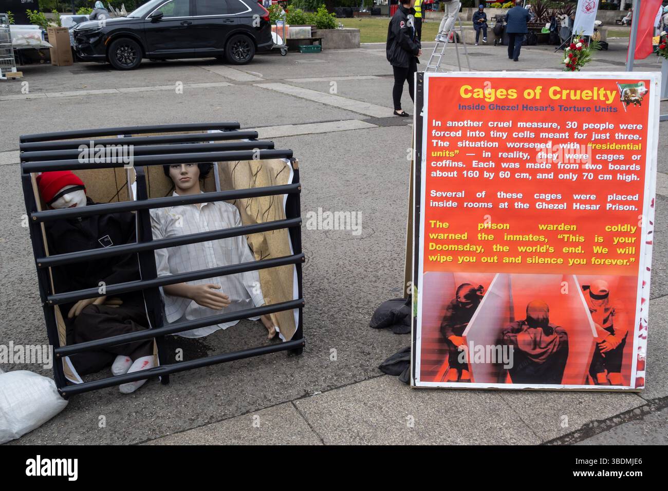 Londra, Regno Unito. 24 maggio 2025. Una protesta contro Marble Arch da parte dell'Organizzazione Mojahedin del popolo iraniano (PMOI/MEK) ha richiamato l'attenzione sulle continue esecuzioni di oppositori politici da parte del regime e ha chiesto l'abolizione della pena di morte in Iran. Alla fine della guerra Iran-Iraq nel 1988 Khomeini emise una fatwa ordinando il massacro dei prigionieri politici e circa 30.000 sostenitori del MEK furono impiccati e le esecuzioni e le torture continuano ancora. Peter Marshall/Alamy Live News Foto Stock