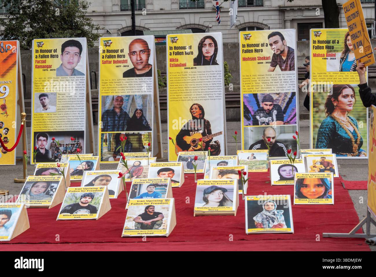 Londra, Regno Unito. 24 maggio 2025. Una protesta contro Marble Arch da parte dell'Organizzazione Mojahedin del popolo iraniano (PMOI/MEK) ha richiamato l'attenzione sulle continue esecuzioni di oppositori politici da parte del regime e ha chiesto l'abolizione della pena di morte in Iran. Alla fine della guerra Iran-Iraq nel 1988 Khomeini emise una fatwa ordinando il massacro dei prigionieri politici e circa 30.000 sostenitori del MEK furono impiccati e le esecuzioni e le torture continuano ancora. Peter Marshall/Alamy Live News Foto Stock