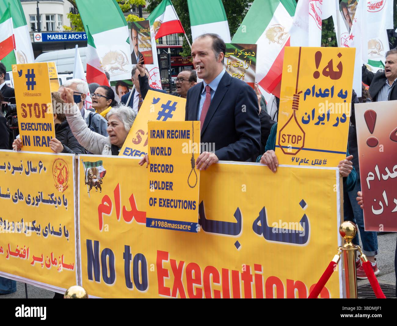 Londra, Regno Unito. 24 maggio 2025. Una protesta contro Marble Arch da parte dell'Organizzazione Mojahedin del popolo iraniano (PMOI/MEK) ha richiamato l'attenzione sulle continue esecuzioni di oppositori politici da parte del regime e ha chiesto l'abolizione della pena di morte in Iran. Alla fine della guerra Iran-Iraq nel 1988 Khomeini emise una fatwa ordinando il massacro dei prigionieri politici e circa 30.000 sostenitori del MEK furono impiccati e le esecuzioni e le torture continuano ancora. Peter Marshall/Alamy Live News Foto Stock