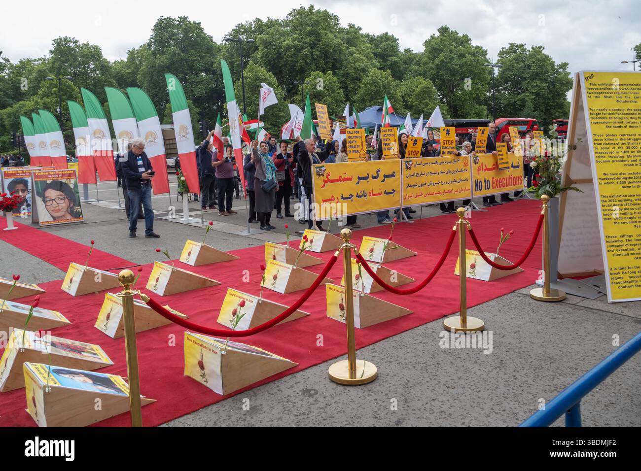 Londra, Regno Unito. 24 maggio 2025. Una protesta contro Marble Arch da parte dell'Organizzazione Mojahedin del popolo iraniano (PMOI/MEK) ha richiamato l'attenzione sulle continue esecuzioni di oppositori politici da parte del regime e ha chiesto l'abolizione della pena di morte in Iran. Alla fine della guerra Iran-Iraq nel 1988 Khomeini emise una fatwa ordinando il massacro dei prigionieri politici e circa 30.000 sostenitori del MEK furono impiccati e le esecuzioni e le torture continuano ancora. Peter Marshall/Alamy Live News Foto Stock