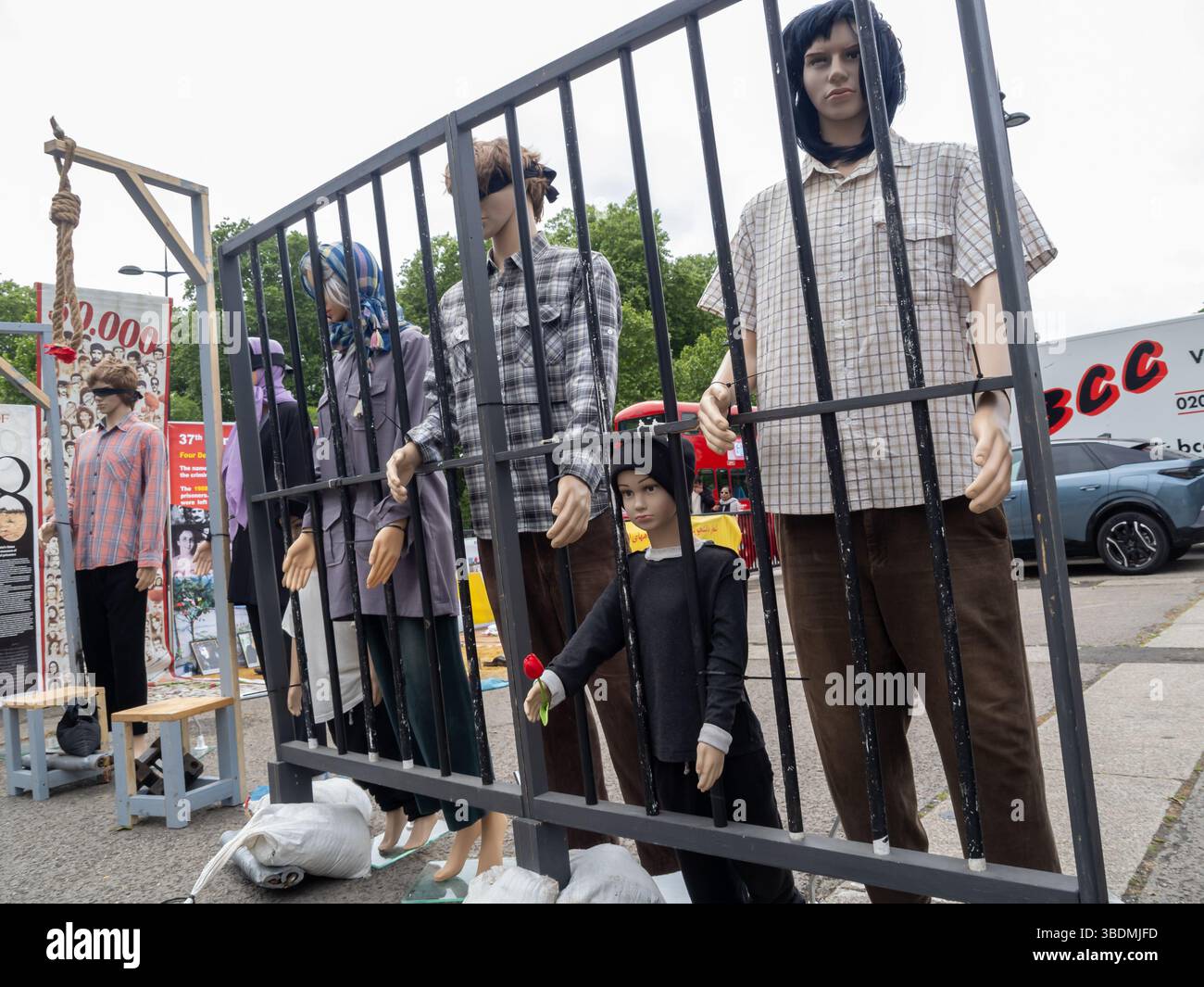 Londra, Regno Unito. 24 maggio 2025. Una protesta contro Marble Arch da parte dell'Organizzazione Mojahedin del popolo iraniano (PMOI/MEK) ha richiamato l'attenzione sulle continue esecuzioni di oppositori politici da parte del regime e ha chiesto l'abolizione della pena di morte in Iran. Alla fine della guerra Iran-Iraq nel 1988 Khomeini emise una fatwa ordinando il massacro dei prigionieri politici e circa 30.000 sostenitori del MEK furono impiccati e le esecuzioni e le torture continuano ancora. Peter Marshall/Alamy Live News Foto Stock