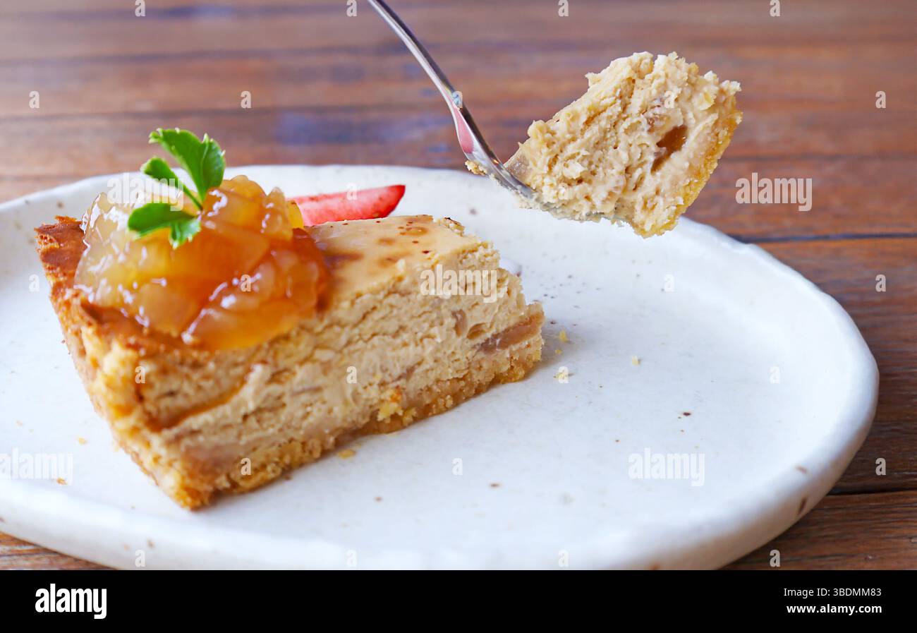 Primo piano della forchetta che raccoglie la deliziosa Cheesecake Toddy Palm Foto Stock