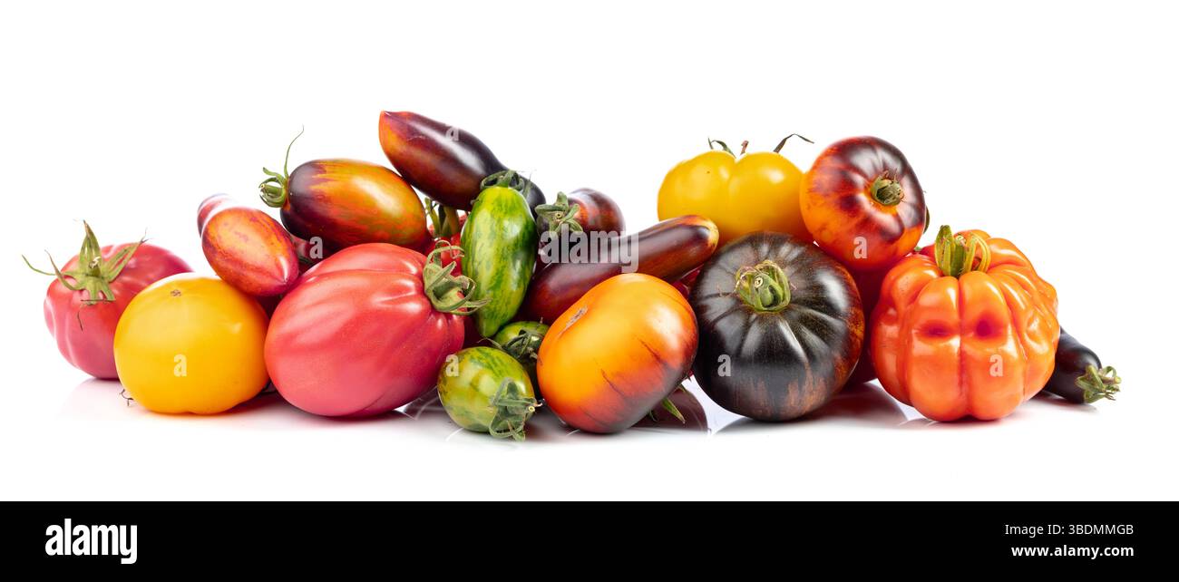 Diverse varietà di pomodori isolati su sfondo bianco. Foto Stock