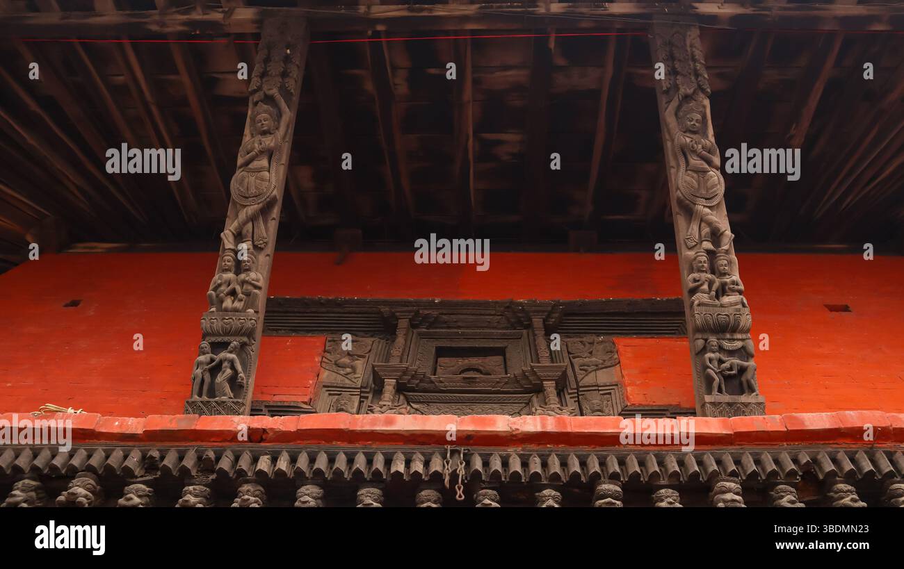 India, Uttar Pradesh, Varanasi, Shri Samrajyeshwar Pashupatinath Mahadev Mandir sulla riva del fiume Gange. Foto Stock