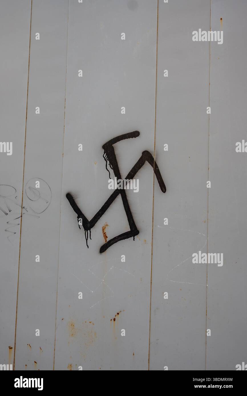 Karaganda, Kazakistan - 29 marzo 2025: Graffiti di svastica. Concetto di vandalismo. Foto di alta qualità Foto Stock