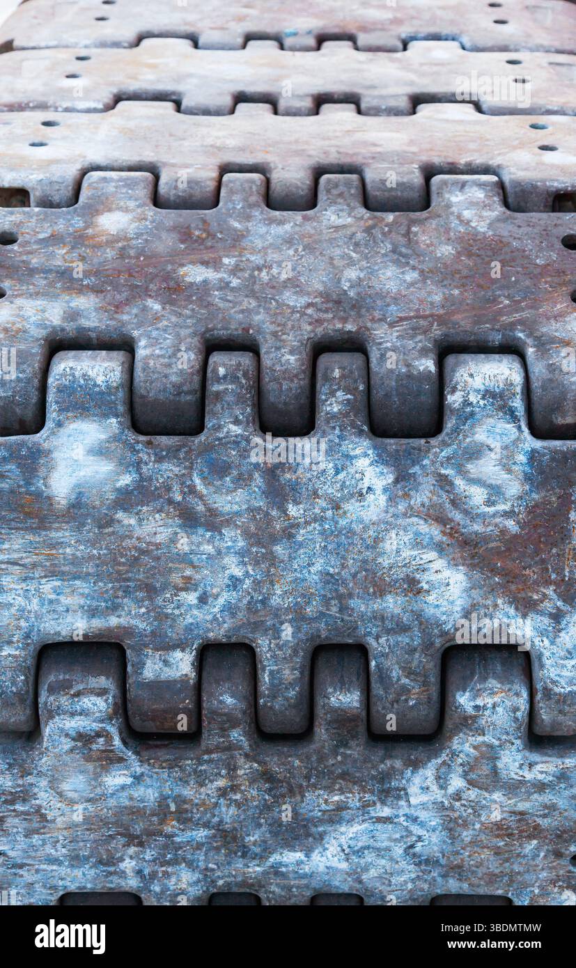 Primo piano dei binari metallici di una gru cingolata. Telai dei veicoli cingolati. Foto Stock