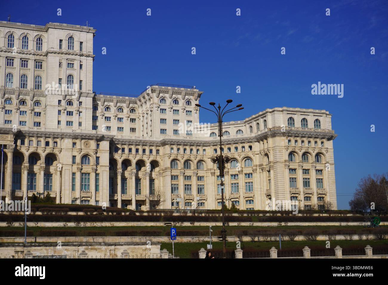Il maestoso Palazzo del Parlamento di Bucarest, in Romania, è stato catturato in una giornata di sole e presenta la sua grandiosa architettura neoclassica. Foto Stock