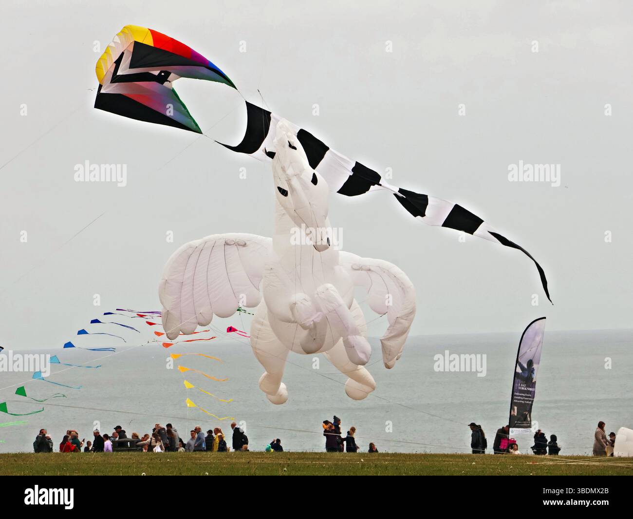 Aquilone gonfiabile Pegasus contro il mare e il cielo al Bridlington Kite Festival 2025 Foto Stock