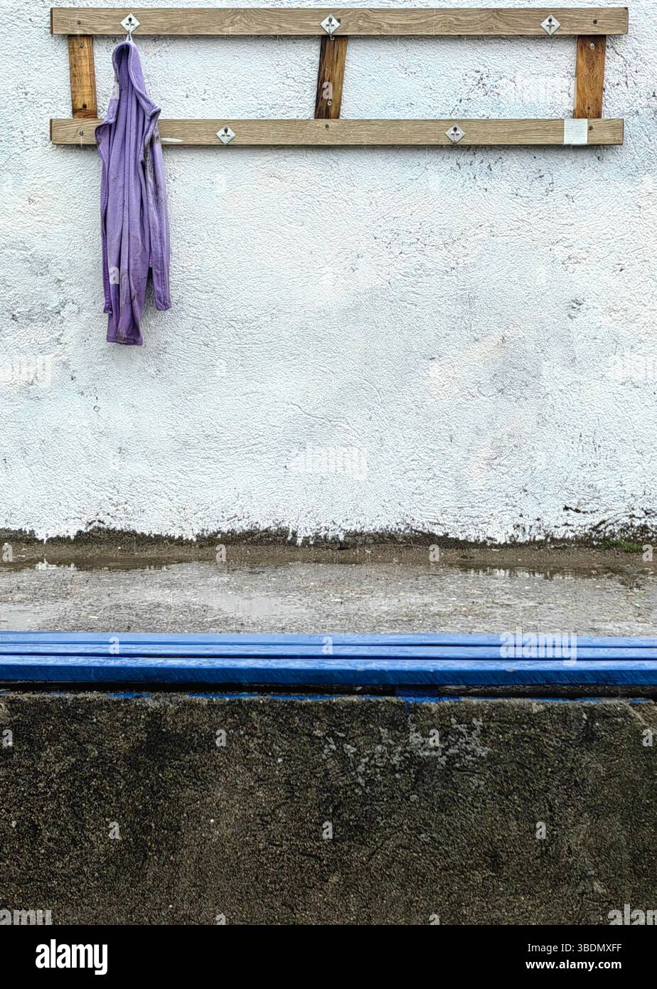 Quiete dimenticata sull'appendiabiti in legno all'aperto. Foto Stock