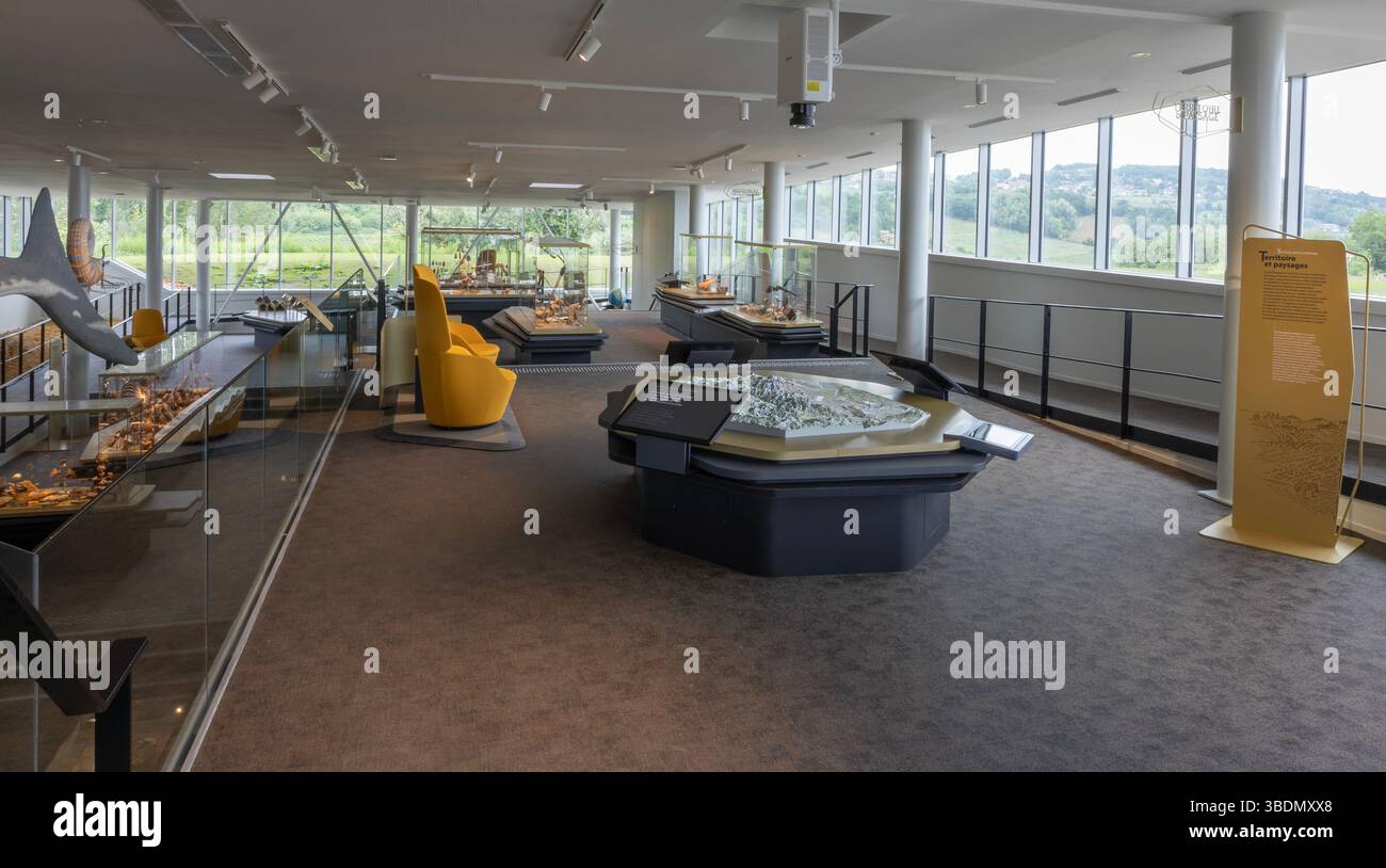 Una vista generale della galleria principale del più recente museo francese, il Fossilea nella regione del Beaujolais, con una mappa interattiva in primo piano. Foto Stock