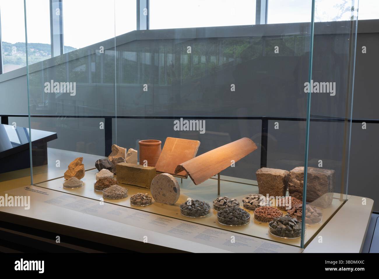 Un'esposizione nel museo Fossilea, aperto di recente, nella regione francese del Beaujolais, di ciò che gli esseri umani possono fare con diversi tipi di terra. Foto Stock
