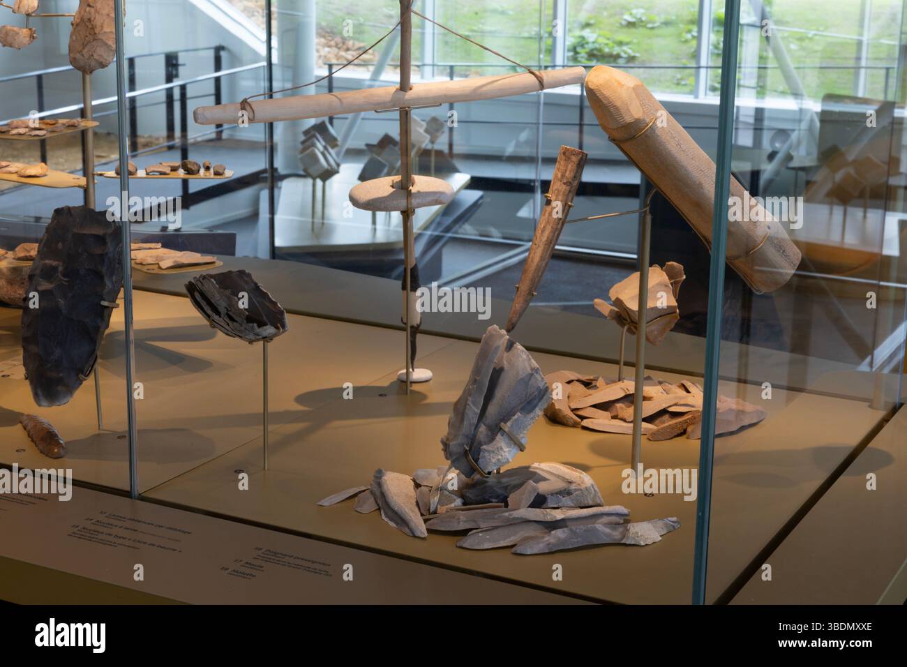 Nel nuovo museo Fossilea, nella regione francese del Beaujolais, le mostre spiegano come i primi umani hanno realizzato gli strumenti utilizzando le rocce e il legno disponibili. Foto Stock
