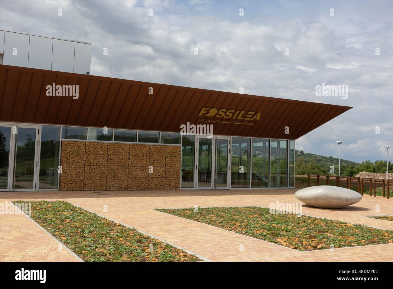 Il museo Fossilea, inaugurato di recente, nella regione francese del Beaujolais, presenta un pannello delle famose pietre dorate della regione sulla sua facciata. Foto Stock