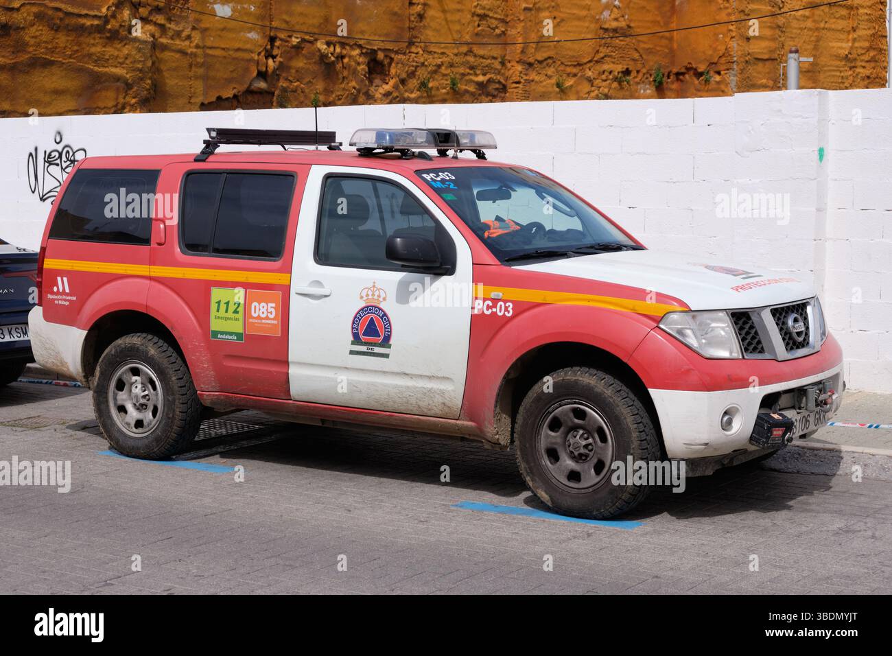 Málaga, Spagna - 17 aprile 2025: Nissan Pathfinder della difesa civile. Foto Stock