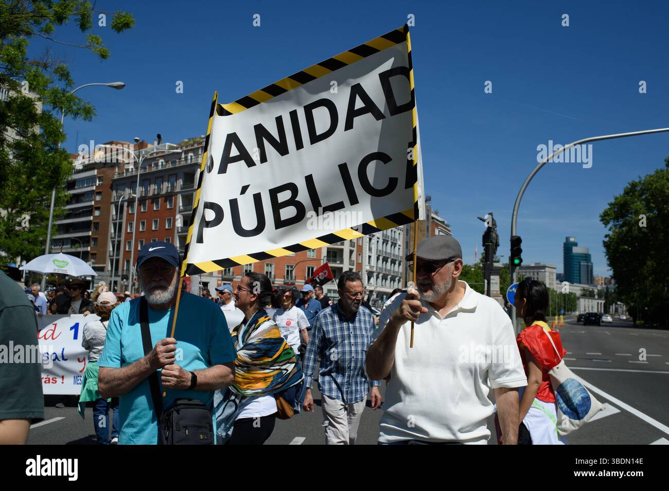 Centinaia di persone manifestano a favore dell'assistenza sanitaria pubblica e contro l'acquisizione pro-governativa del governo dell'assistenza sanitaria sul Paseo de la Castell Foto Stock