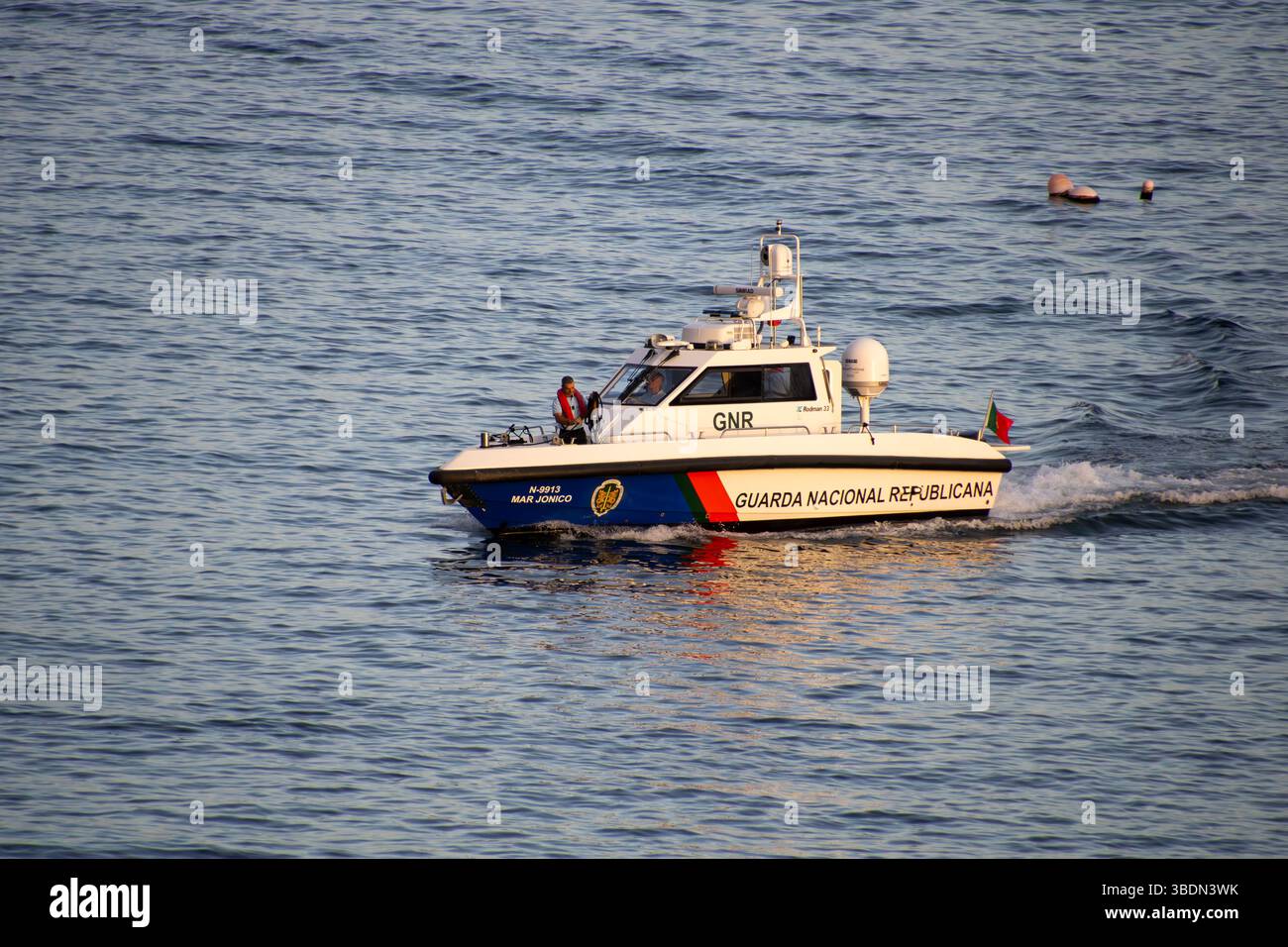 Patrouillenboot der Guarda Nacional Republicana (GNR) auf dem Meer, Portogallo Foto Stock