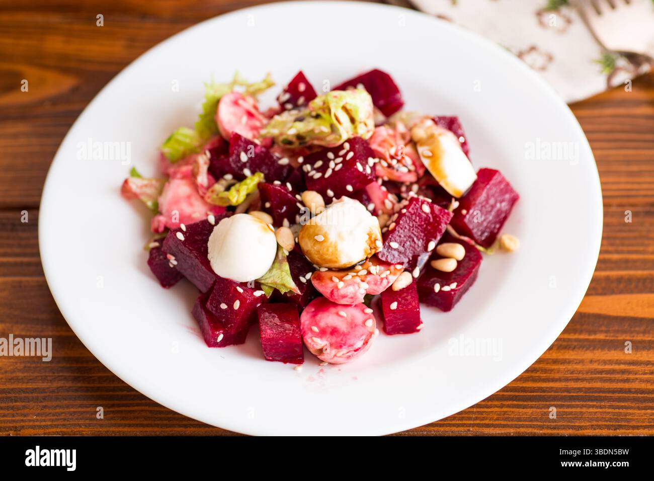Insalata di verdure sana con formaggio e barbabietole bollite. Foto Stock
