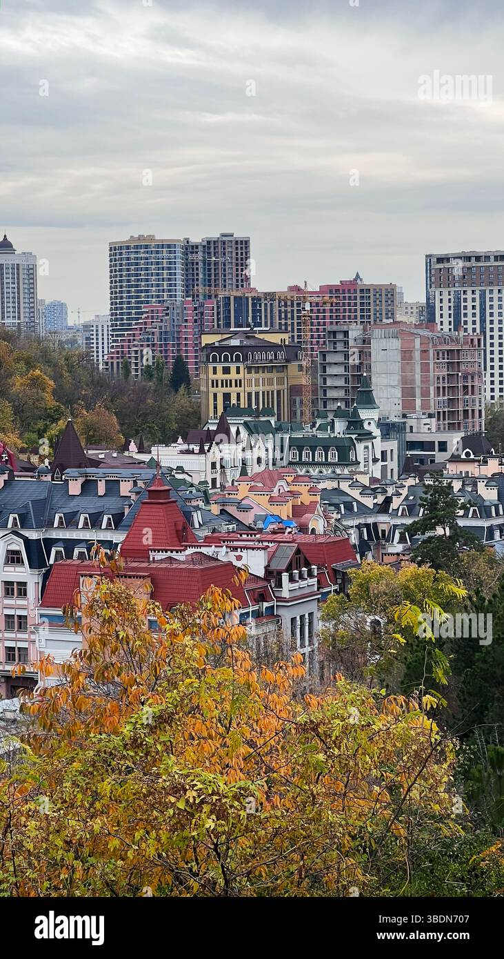 Vista degli edifici da Castle Hill. Collina del castello a Kiev. Ucraina - Immagine stock catturata con smartphone
