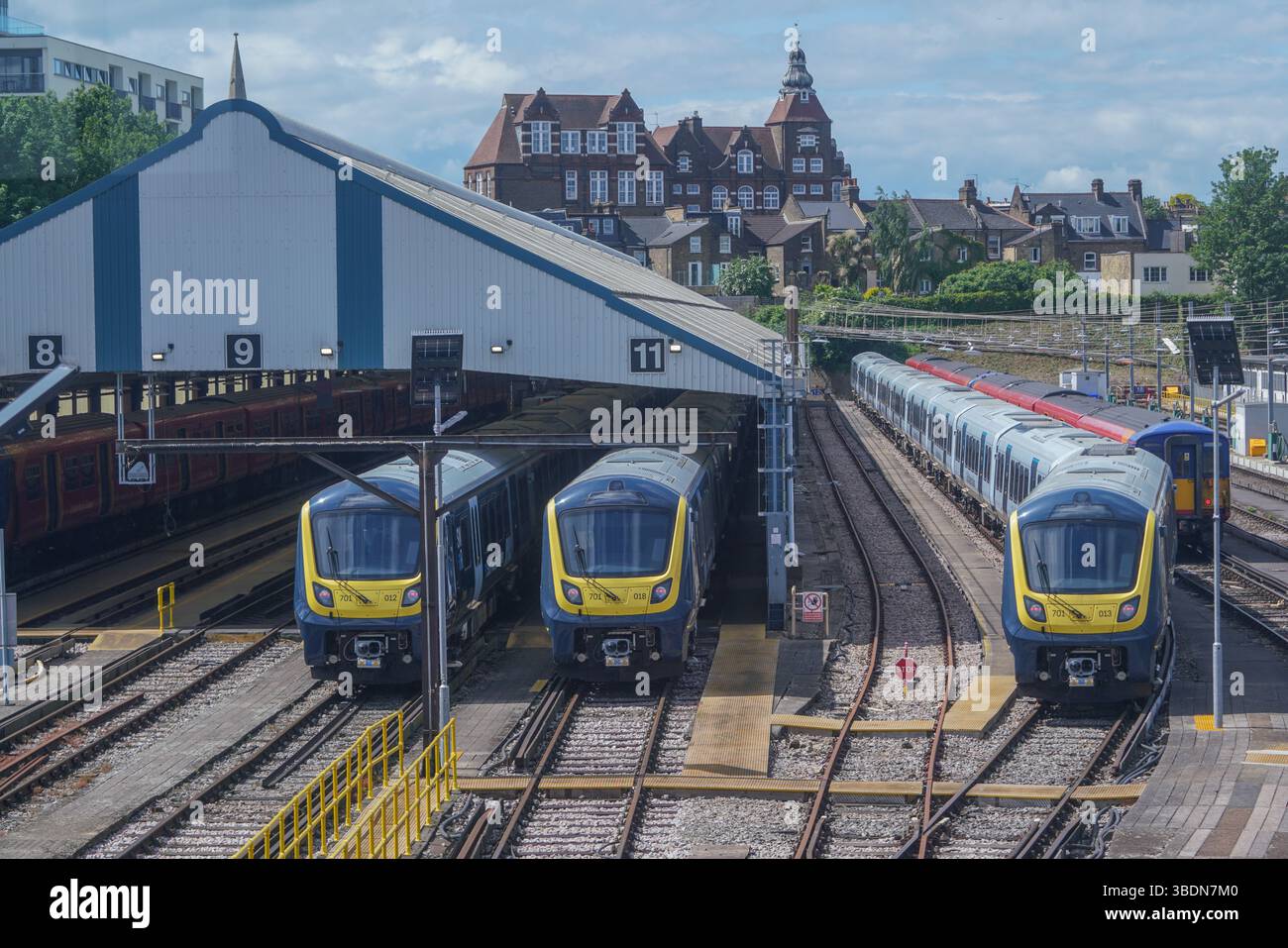Clapham Junction Londra, Regno Unito. 25 maggio 2025. Treni South Western a Clapham Junction. La South Western Railway diventa il primo franchising ferroviario ad essere rinazionalizzato dal nuovo governo laburista sotto il marchio Great British Railways come parte del manifesto elettorale laburista . L'operatore ferroviario passò ufficialmente sotto la proprietà pubblica intorno alle 2 di domenica - e il primo viaggio, le 5.36 da Woking, fu in parte un servizio di autobus sostitutivo ferroviario a causa di lavori di ingegneria. Accreditare Amer Ghazzal/Alamy Live News Foto Stock