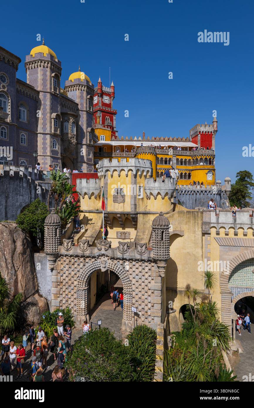 Sintra, Portogallo - 12 ottobre 2023 - Palazzo Nazionale di pena, porta principale del monumento del XIX secolo in stile neomanico e neo-manuelino. Foto Stock