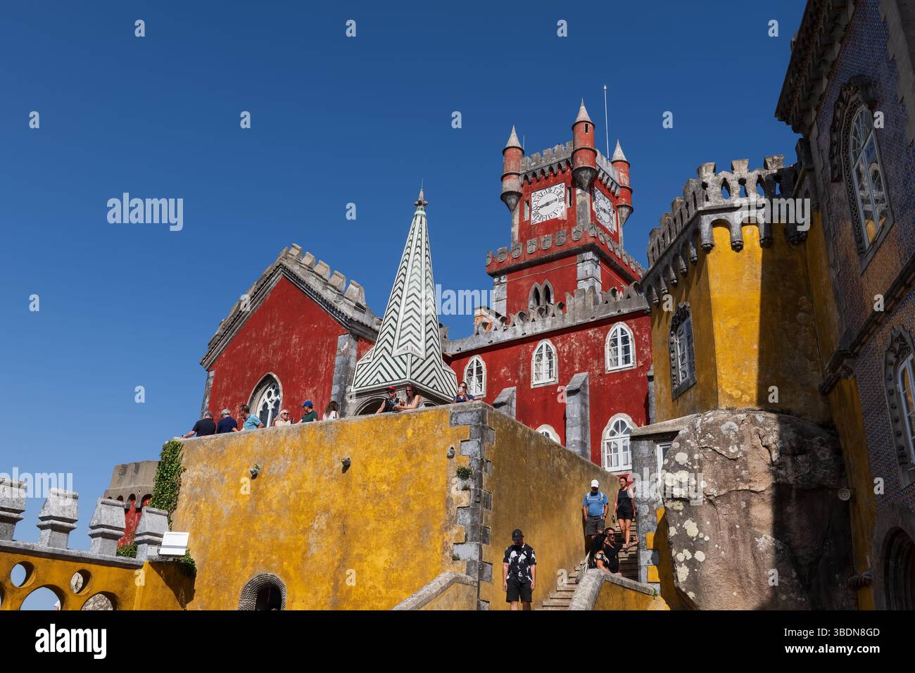 Sintra, Portogallo - 12 ottobre 2023 - Palazzo Nazionale di pena, simbolo del XIX secolo in stile neomanico e neomarino. Foto Stock
