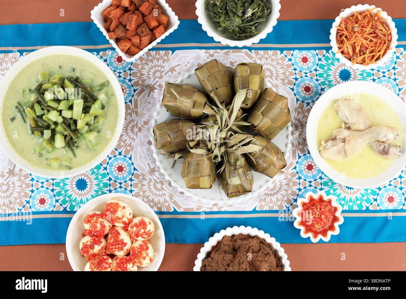 Menu Top View Ketupat Lebaran con vari piatti laterali, celebrazione Eid al Fitr Foto Stock